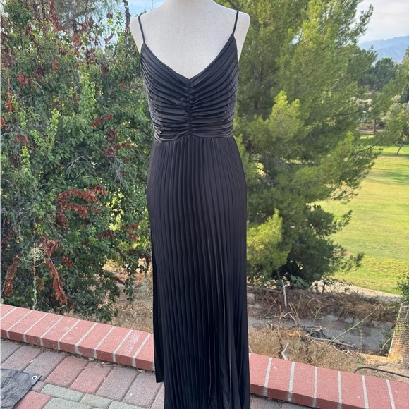 NWOT Petal & Pup Size 4 Pleated Naira Maxi Dress - Picture 5 of 8